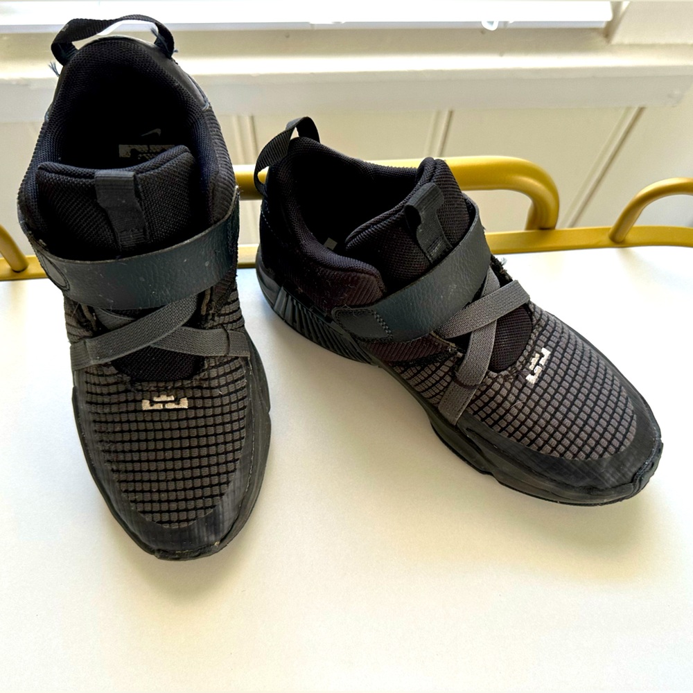 Lebron Witness 7 size 3Y
